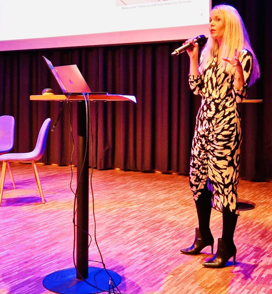 Kuvassa Sanna Kivijärvi puhumassa tilaisuudessa