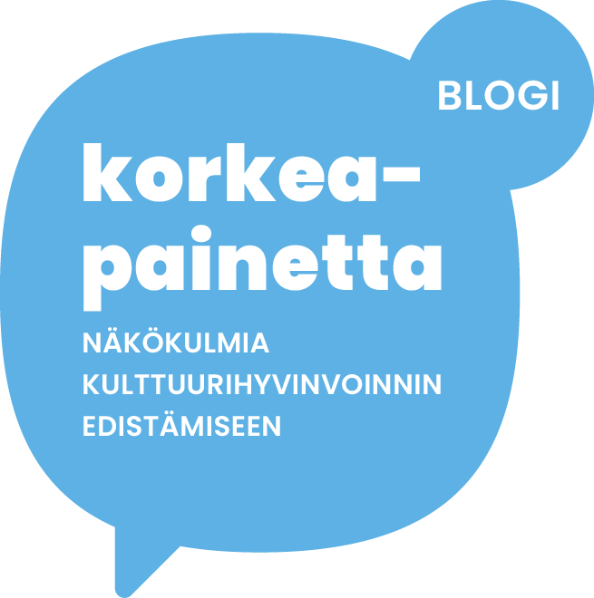 Sininen puhekupla, jossa lukee Blogi: Korkeapainetta, näkökulmia kulttuurihyvinvoinnin edistämiseen.