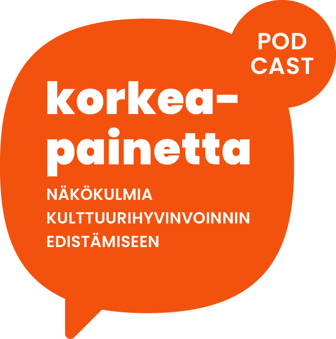 Oranssi puhekupla, jossa lukee Podcast: Korkeapainetta, näkökulmia kulttuurihyvinvoinnin edistämiseen.