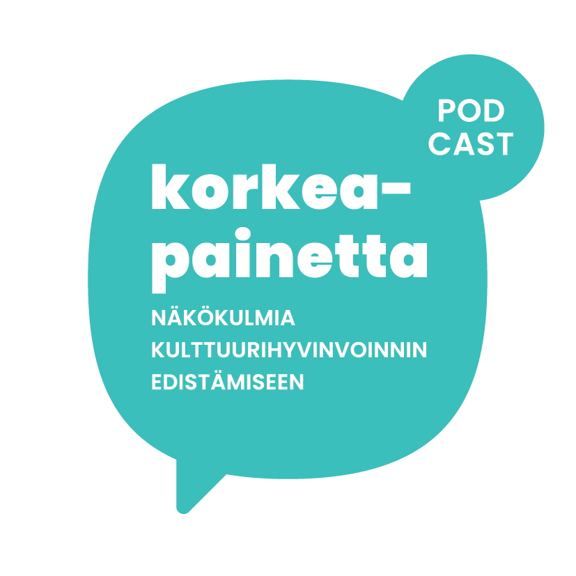 Turkoosi puhekupla, jossa lukee Podcast: Korkeapainetta, näkökulmia kulttuurihyvinvoinnin edistämiseen.