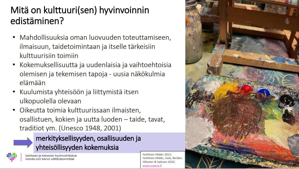 Teksti avaa kulttuurisen hyvivoinnin edistämistä mm. mahdollisuuksia oman luovuuden toteuttamiseen. Oikealla lähikuva maalaustelineen jaloista  ja paletista.